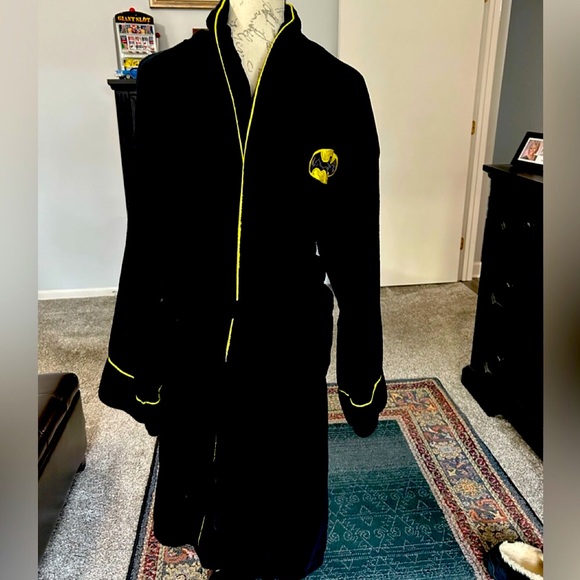 MENS BATMAN PLUSH ROBE IN BLACK / BRIGHT YELLOW TRIM /LOGO - Picture 2 of 6